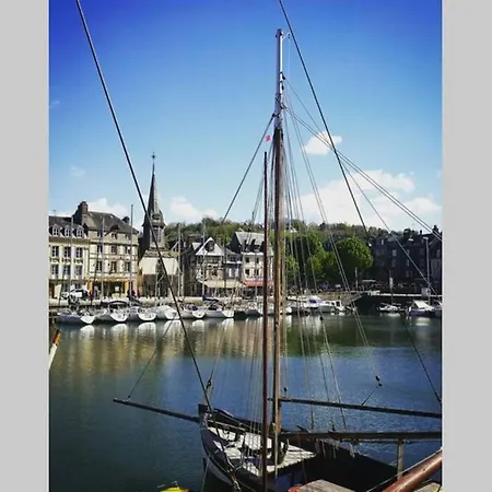 Pause Chez Julien, Lumineux Et Idealement Situe! Daire