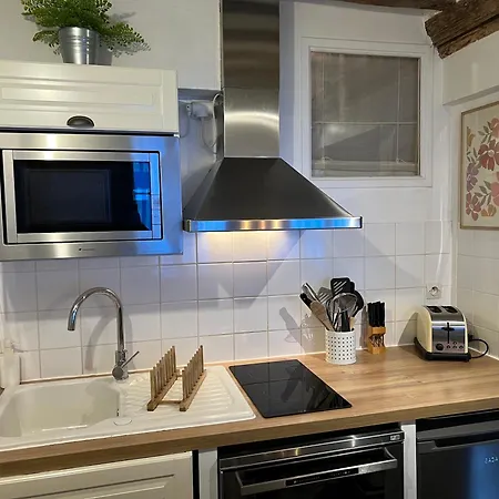 Pause Chez Julien, Lumineux Et Idealement Situe! Daire